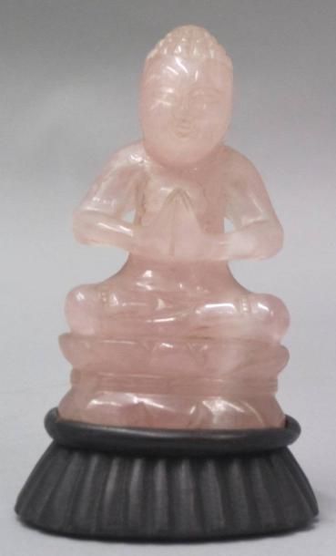 null Boudha en quartz rose sculpté.Chine.hauteur: 8 cm.