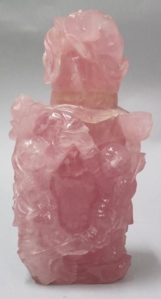null Pot en quartz rose sculpture à scène tournante de personnages surmonté d'un...