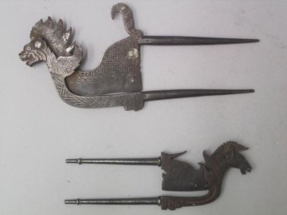 null Deux outils à trancher à deux poignées à décor d'une tête de cheval ailé.