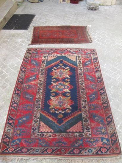 null Lot de 2 tapis Caucase, tapis à médaillon central rouge sur fond bleu, décor...