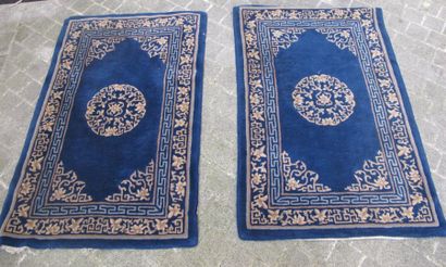 null Paire de tapis chinois à décor floral stylisé de couleur crême sur fond bleu....