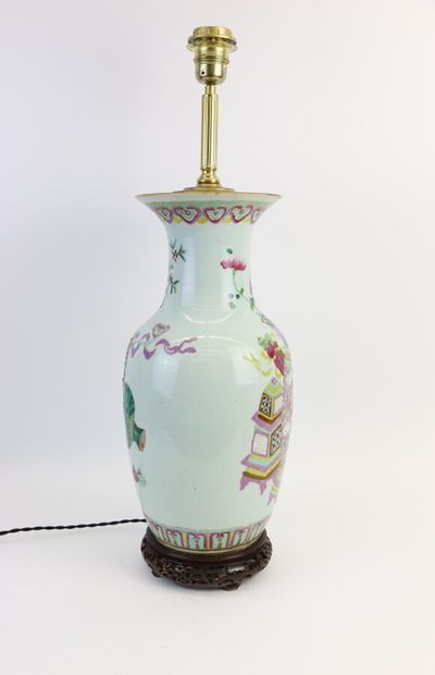 null CHINE XIXe siècle. 

Vase balustre en porcelaine émaillée de la famille rose...