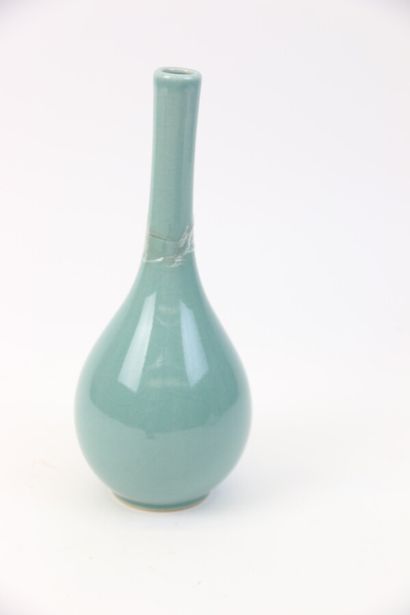 null Vase bouteille en porcelaine craquelée céladon. 

H. 24 cm

(Col cassé)