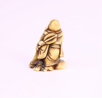 null JAPON, Période Meiji (1868-1912). 

Netsuke en ivoire à patine jaune, Hotei...