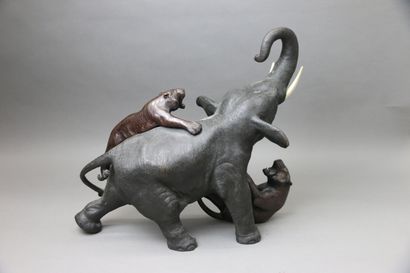 null 
JAPON, fin XIXe siècle




Okimono en bronze figurant un éléphant attaqué par...