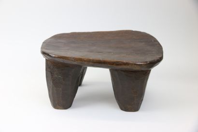 null SENOUFO (Côte d'Ivoire). 

Tabouret en bois.

H. 17. L. 31,5 cm