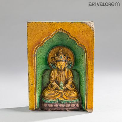 null CHINE XVIIIe - XIXe siècle

Bouddha en terre cuite à glaçure de type Sanbai...