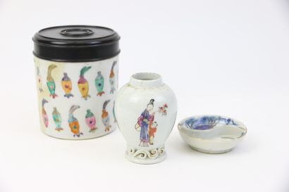 null CHINE XIXe et XXe siècle

Lot de trois porcelaines

- Petite boîte à thé en...