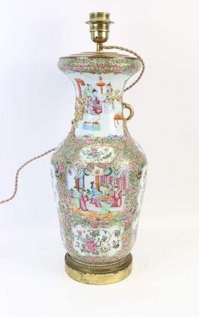 null CANTON. 

Vase en porcelaine à décor d'une scène de palais. 

H. 45 cm

Monté...