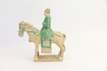 null CHINE, dynastie Ming (1348-1644). 

Cavalier assis sur un cheval à l'arrêt....