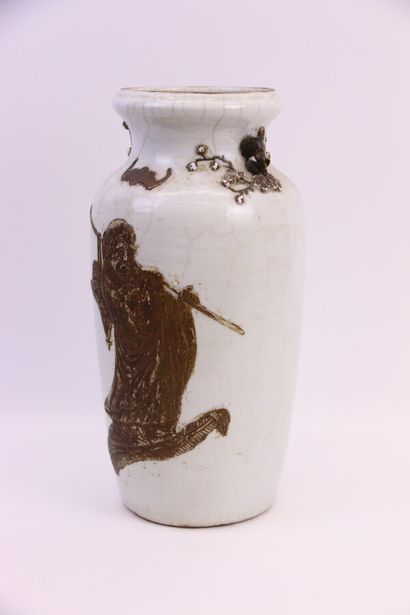 null CHINE 

Vase en grès émaillé à décor d'un personnage brun sur fond blanc

H....