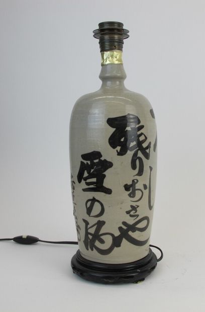 null JAPON

Vase rouleau monté en lampe en terre cuite émaillé à motifs de calligraphies....