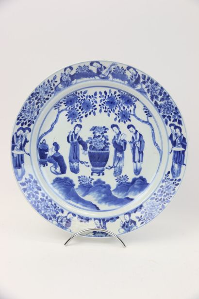 null CHINE, époque Kangxi (1662-1722). 

Plat circulaire au décor représentant des...