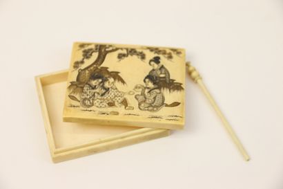 null 
JAPON, Période Meiji (1868-1912). 




Boîte rectangulaire en ivoire, le couvercle...