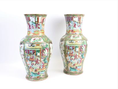 null CHINE, vers 1900, Canton.

Paire de vases Guangcai ornées de scènes d'intérieur...