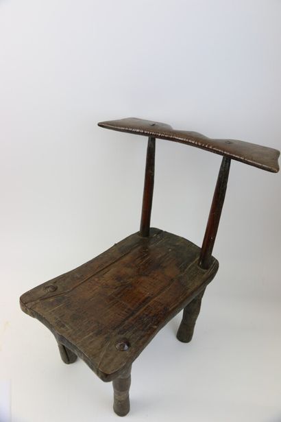 null MANDE (Guinée).

Chaise en bois

H. 51 cm - L. 40 cm

Très belle patine