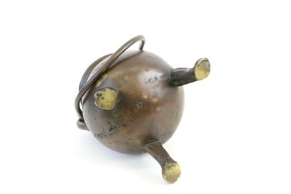 null Brûle-parfum tripode en bronze à patine brune, anse mobile

Hauteur: 16 cm