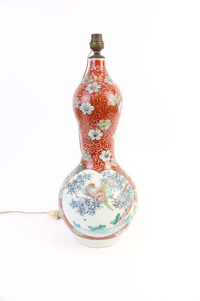 null CHINE XXe siècle

Vase monté en lampe en forme de coloquinte en porcelaine à...