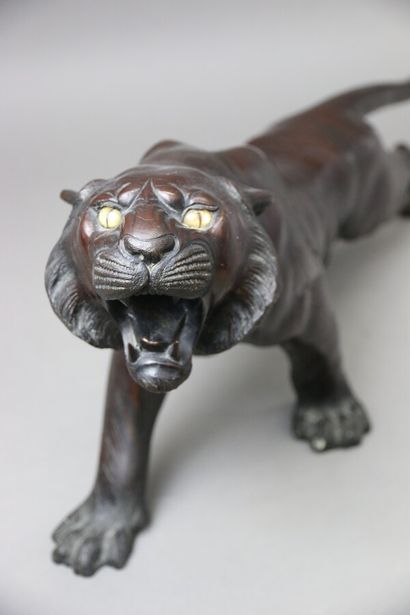 null JAPON fin XIXe siècle

Okimono en bronze figurant un tigre rugissant, les yeux...