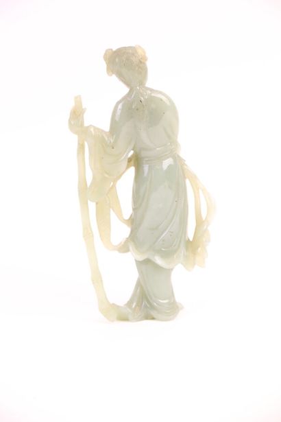 null CHINE, époque Minguo (1912-1949)

Statuette féminine debout, s'appuyant de la...