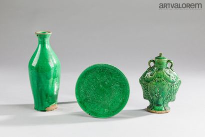 null 
CHINE, Dynastie Qing? XIXe siècle 




Lot de trois céramiques à glaçures vertes




-...