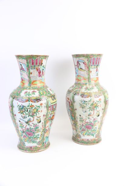 null CHINE, vers 1900, Canton.

Paire de vases Guangcai ornées de scènes d'intérieur...
