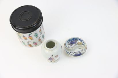 null CHINE XIXe et XXe siècle

Lot de trois porcelaines

- Petite boîte à thé en...