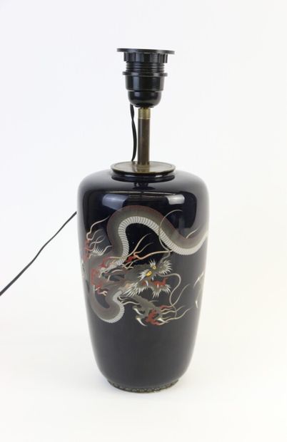 null CHINE XXe siècle. Vase en laque à décor polychrome émaillé d'un dragon sur fond...