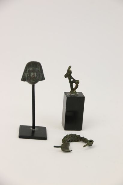 null Lot d'objets en bronze : une fibule l : 5 cm, une statuette de cerf H : 3 cm...