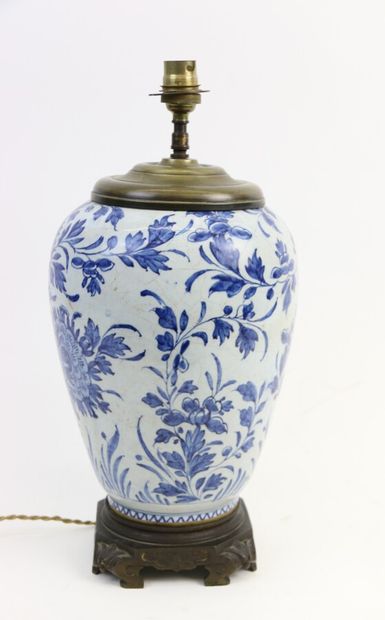 null CHINE, XIXe siècle

Vase balustre en porcelaine bleu blanc à décor de végétaux....