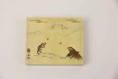 null 
JAPON, Période Meiji (1868-1912). 




Boîte rectangulaire en ivoire, le couvercle...