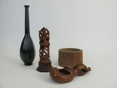 null JAPON

Porte pinceau en bambou, une cuillère en bois ornée d'une tortue

Vase...