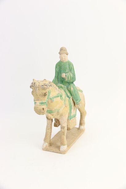 null CHINE, dynastie Ming (1348-1644). 

Cavalier assis sur un cheval à l'arrêt....