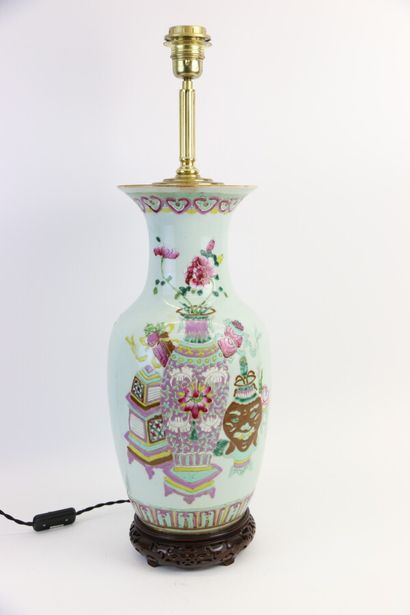 null CHINE XIXe siècle. 

Vase balustre en porcelaine émaillée de la famille rose...