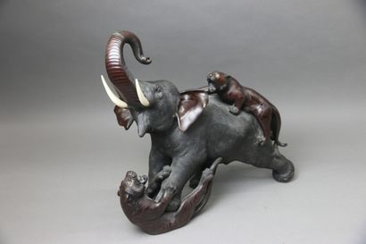 null 
JAPON, fin XIXe siècle




Okimono en bronze figurant un éléphant attaqué par...