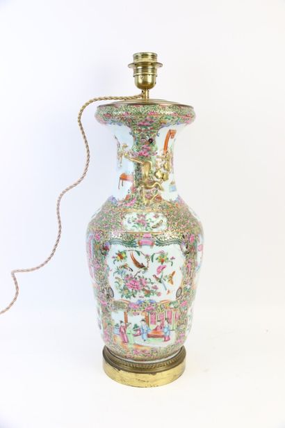 null CANTON. 

Vase en porcelaine à décor d'une scène de palais. 

H. 45 cm

Monté...
