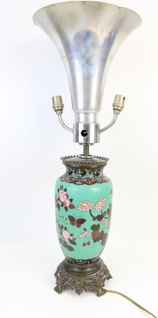 null CHINE XIXe siècle

Vase en métal cloisonné monté en lampe, monture en étain
