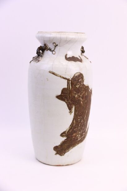 null CHINE 

Vase en grès émaillé à décor d'un personnage brun sur fond blanc

H....