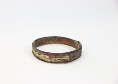 null Bracelet décoré de trois lignes parallèles

Epoque romaine, Ier-IIème siècle

Verre...