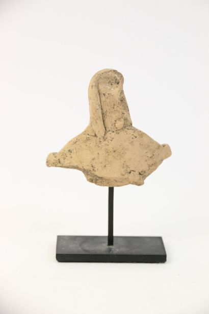 null Fragment de personnage coiffé d'un bandeau

Chypro-archaique 750-480 av JC

Terre...