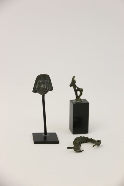 null Lot d'objets en bronze : une fibule l : 5 cm, une statuette de cerf H : 3 cm...