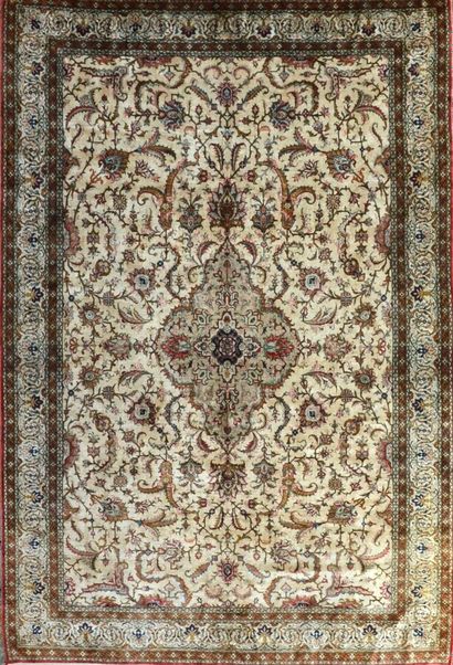 null Large and fine silk Ghoum (Iran), Shah's era, circa 1965.

Silk velvet on silk...