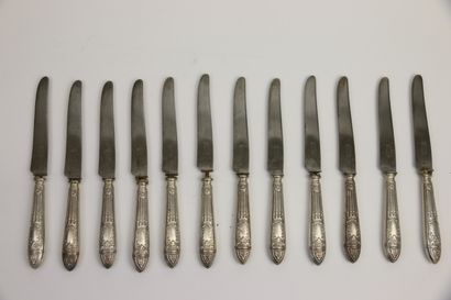 null Twelve knives in silver plated metal, ogival handle with fluting and acanthus...