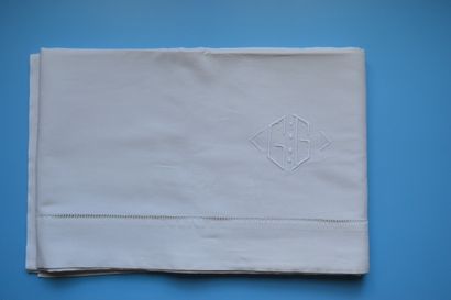 null Flat sheet in thread. 212 cm x 277 cm. Monogrammed GG. Embroidered border on...