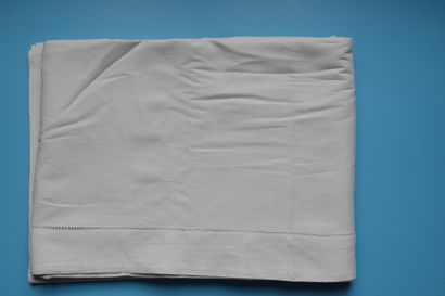null Flat sheet in thread. 183 cm x 260 cm. Monogrammed FG. Embroidered border on...