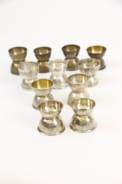 null Lot of 11 silver egg cups with various decorations: guilloche, friezes of laurels,...