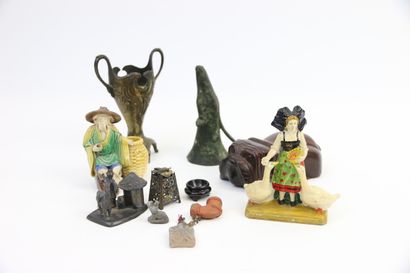 null Souvenirs : lot divers comprenant un vase en bronze, un rhyton chacal en bronze,...