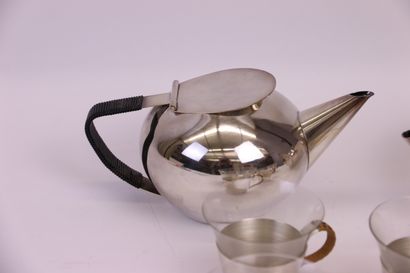 null Teapot and six cups in silver plated metal with milleraie patterns, rattan handles....