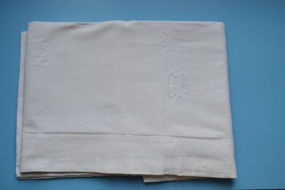 null 
Flat sheet in thread. 305 cm x 230 cm. Monogram GA. Embroidered border on the...