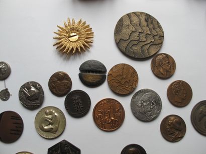 null Collection of about 50 medals and tokens in gilded and silvered bronze, copper...